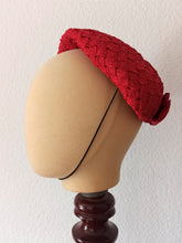 Cargar imagen en el visor de la galería, 1950s - Gorgeous Red Raffia Hat
