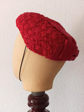 Cargar imagen en el visor de la galería, 1950s - Gorgeous Red Raffia Hat
