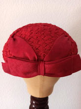 Cargar imagen en el visor de la galería, 1950s - Gorgeous Red Raffia Hat
