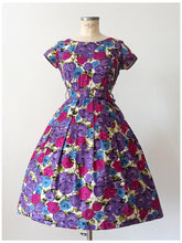 Carica l&#39;immagine nel visualizzatore di Gallery, 1950s 1960s - Stunning German Purple Roseprint Dress - W27.5 (70cm)
