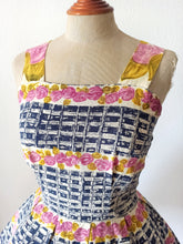 Load image into Gallery viewer, 1950s 1960s - Stunning Roseprint Cotton Dress - W25 (64cm)
