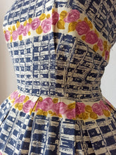 Load image into Gallery viewer, 1950s 1960s - Stunning Roseprint Cotton Dress - W25 (64cm)
