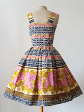 Load image into Gallery viewer, 1950s 1960s - Stunning Roseprint Cotton Dress - W25 (64cm)
