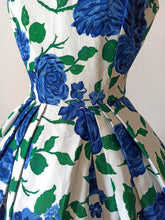 Cargar imagen en el visor de la galería, 1950s - Fabulous French Roseprint Cotton Dress - W27 (68cm)
