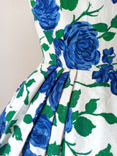 Cargar imagen en el visor de la galería, 1950s - Fabulous French Roseprint Cotton Dress - W27 (68cm)
