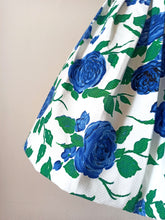 Cargar imagen en el visor de la galería, 1950s - Fabulous French Roseprint Cotton Dress - W27 (68cm)
