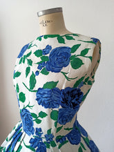 Cargar imagen en el visor de la galería, 1950s - Fabulous French Roseprint Cotton Dress - W27 (68cm)
