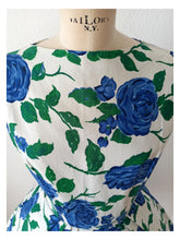 Cargar imagen en el visor de la galería, 1950s - Fabulous French Roseprint Cotton Dress - W27 (68cm)

