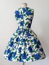 Cargar imagen en el visor de la galería, 1950s - Fabulous French Roseprint Cotton Dress - W27 (68cm)
