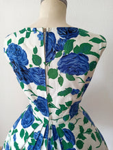 Cargar imagen en el visor de la galería, 1950s - Fabulous French Roseprint Cotton Dress - W27 (68cm)
