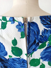 Cargar imagen en el visor de la galería, 1950s - Fabulous French Roseprint Cotton Dress - W27 (68cm)
