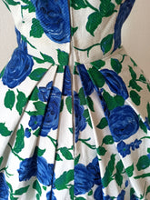 Cargar imagen en el visor de la galería, 1950s - Fabulous French Roseprint Cotton Dress - W27 (68cm)
