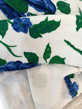 Cargar imagen en el visor de la galería, 1950s - Fabulous French Roseprint Cotton Dress - W27 (68cm)
