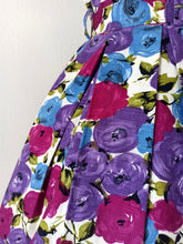 Carica l&#39;immagine nel visualizzatore di Gallery, 1950s 1960s - Stunning German Purple Roseprint Dress - W27.5 (70cm)
