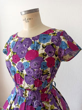 Carica l&#39;immagine nel visualizzatore di Gallery, 1950s 1960s - Stunning German Purple Roseprint Dress - W27.5 (70cm)
