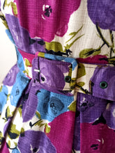 Carica l&#39;immagine nel visualizzatore di Gallery, 1950s 1960s - Stunning German Purple Roseprint Dress - W27.5 (70cm)
