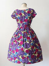 Carica l&#39;immagine nel visualizzatore di Gallery, 1950s 1960s - Stunning German Purple Roseprint Dress - W27.5 (70cm)
