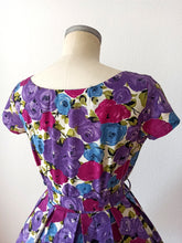 Carica l&#39;immagine nel visualizzatore di Gallery, 1950s 1960s - Stunning German Purple Roseprint Dress - W27.5 (70cm)
