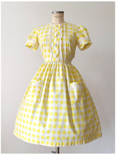 Carica l&#39;immagine nel visualizzatore di Gallery, 1950s - PARIS - Delightful Puffed Sleeves Plaid Dress - W30 (76cm)
