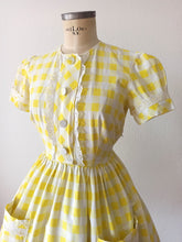 Carica l&#39;immagine nel visualizzatore di Gallery, 1950s - PARIS - Delightful Puffed Sleeves Plaid Dress - W30 (76cm)
