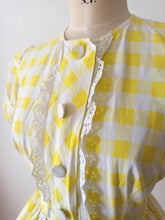 Carica l&#39;immagine nel visualizzatore di Gallery, 1950s - PARIS - Delightful Puffed Sleeves Plaid Dress - W30 (76cm)
