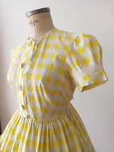 Carica l&#39;immagine nel visualizzatore di Gallery, 1950s - PARIS - Delightful Puffed Sleeves Plaid Dress - W30 (76cm)

