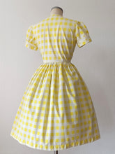 Carica l&#39;immagine nel visualizzatore di Gallery, 1950s - PARIS - Delightful Puffed Sleeves Plaid Dress - W30 (76cm)
