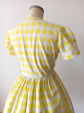 Carica l&#39;immagine nel visualizzatore di Gallery, 1950s - PARIS - Delightful Puffed Sleeves Plaid Dress - W30 (76cm)
