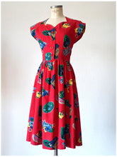 Carica l&#39;immagine nel visualizzatore di Gallery, 1940s - Stunning Red Gardening Novelty Print Dress - W27 (68cm)
