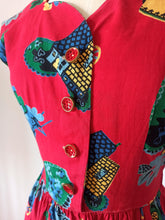 Carica l&#39;immagine nel visualizzatore di Gallery, 1940s - Stunning Red Gardening Novelty Print Dress - W27 (68cm)

