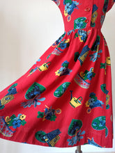 Carica l&#39;immagine nel visualizzatore di Gallery, 1940s - Stunning Red Gardening Novelty Print Dress - W27 (68cm)
