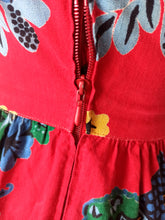 Carica l&#39;immagine nel visualizzatore di Gallery, 1940s - Stunning Red Gardening Novelty Print Dress - W27 (68cm)
