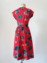 Carica l&#39;immagine nel visualizzatore di Gallery, 1940s - Stunning Red Gardening Novelty Print Dress - W27 (68cm)
