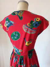 Carica l&#39;immagine nel visualizzatore di Gallery, 1940s - Stunning Red Gardening Novelty Print Dress - W27 (68cm)
