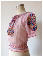 Laden Sie das Bild in den Galerie-Viewer, 1930s 1940s - Exquisite Light Pink Hungarian Blouse - W30 (76cm)
