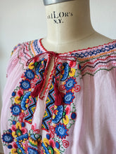 Laden Sie das Bild in den Galerie-Viewer, 1930s 1940s - Exquisite Light Pink Hungarian Blouse - W30 (76cm)
