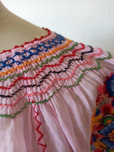 Laden Sie das Bild in den Galerie-Viewer, 1930s 1940s - Exquisite Light Pink Hungarian Blouse - W30 (76cm)
