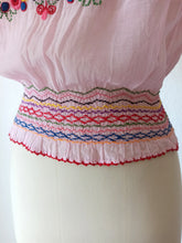 Laden Sie das Bild in den Galerie-Viewer, 1930s 1940s - Exquisite Light Pink Hungarian Blouse - W30 (76cm)
