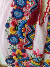 Laden Sie das Bild in den Galerie-Viewer, 1930s 1940s - Exquisite Light Pink Hungarian Blouse - W30 (76cm)
