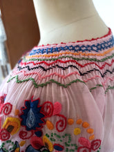 Laden Sie das Bild in den Galerie-Viewer, 1930s 1940s - Exquisite Light Pink Hungarian Blouse - W30 (76cm)

