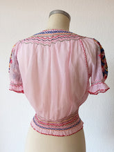 Laden Sie das Bild in den Galerie-Viewer, 1930s 1940s - Exquisite Light Pink Hungarian Blouse - W30 (76cm)
