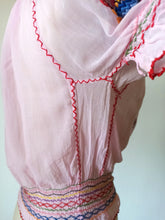 Laden Sie das Bild in den Galerie-Viewer, 1930s 1940s - Exquisite Light Pink Hungarian Blouse - W30 (76cm)
