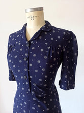 Laden Sie das Bild in den Galerie-Viewer, 1940s - Exquisite Atomic Print Rayon Dress - W31.5 (80cm)

