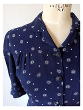 Laden Sie das Bild in den Galerie-Viewer, 1940s - Exquisite Atomic Print Rayon Dress - W31.5 (80cm)

