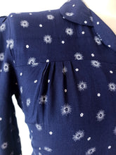 Laden Sie das Bild in den Galerie-Viewer, 1940s - Exquisite Atomic Print Rayon Dress - W31.5 (80cm)
