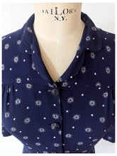 Laden Sie das Bild in den Galerie-Viewer, 1940s - Exquisite Atomic Print Rayon Dress - W31.5 (80cm)
