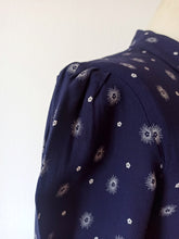 Laden Sie das Bild in den Galerie-Viewer, 1940s - Exquisite Atomic Print Rayon Dress - W31.5 (80cm)
