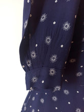 Laden Sie das Bild in den Galerie-Viewer, 1940s - Exquisite Atomic Print Rayon Dress - W31.5 (80cm)
