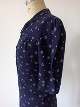 Laden Sie das Bild in den Galerie-Viewer, 1940s - Exquisite Atomic Print Rayon Dress - W31.5 (80cm)
