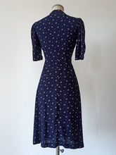 Laden Sie das Bild in den Galerie-Viewer, 1940s - Exquisite Atomic Print Rayon Dress - W31.5 (80cm)

